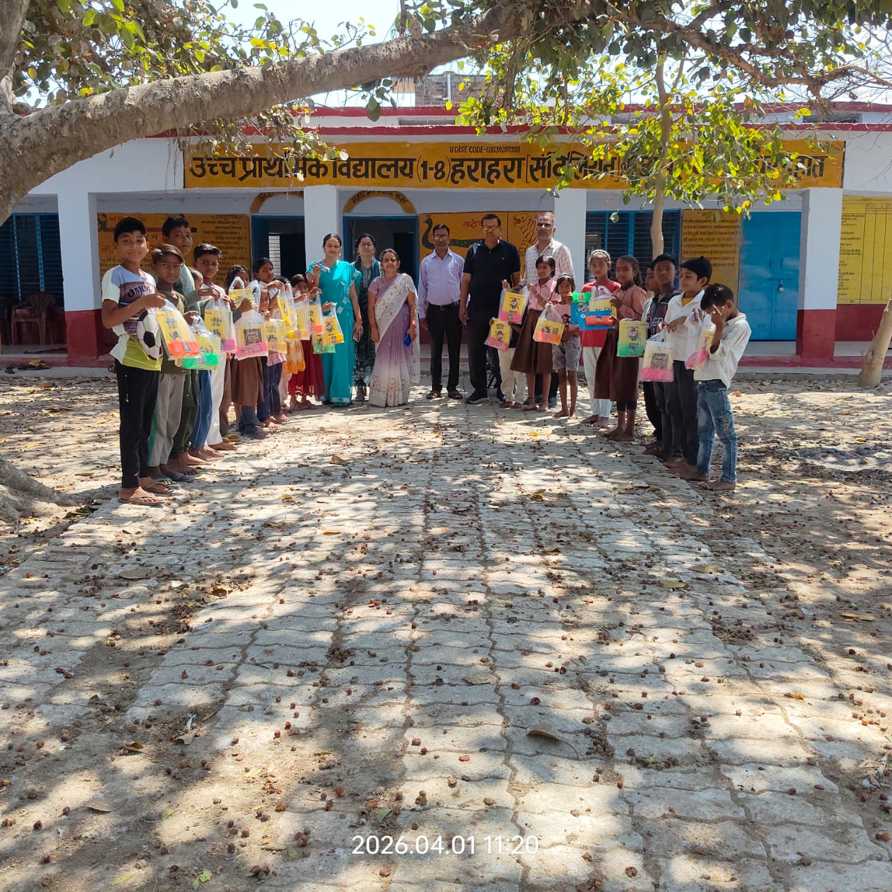 स्कूल चलों अभियान की शुरूआत में शिक्षको ने बच्चों को तिलक लगाकर किया स्वागत
